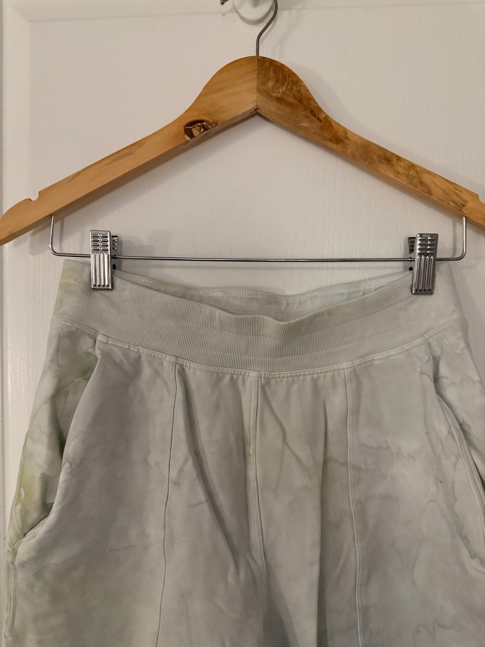 Lululemon LA Sweat Pant 26” Watercolor, no size tag, but fits a size 6 - Picture 5 of 8